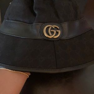 Black bucket hat with gold Gucci Logo